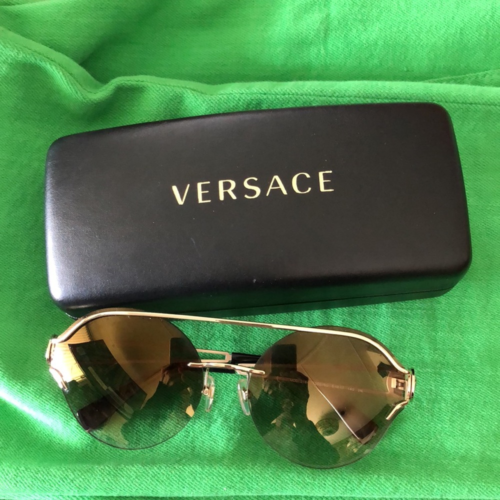 VERSACE SUN GLASSES 🤓 - Picture 2 of 8